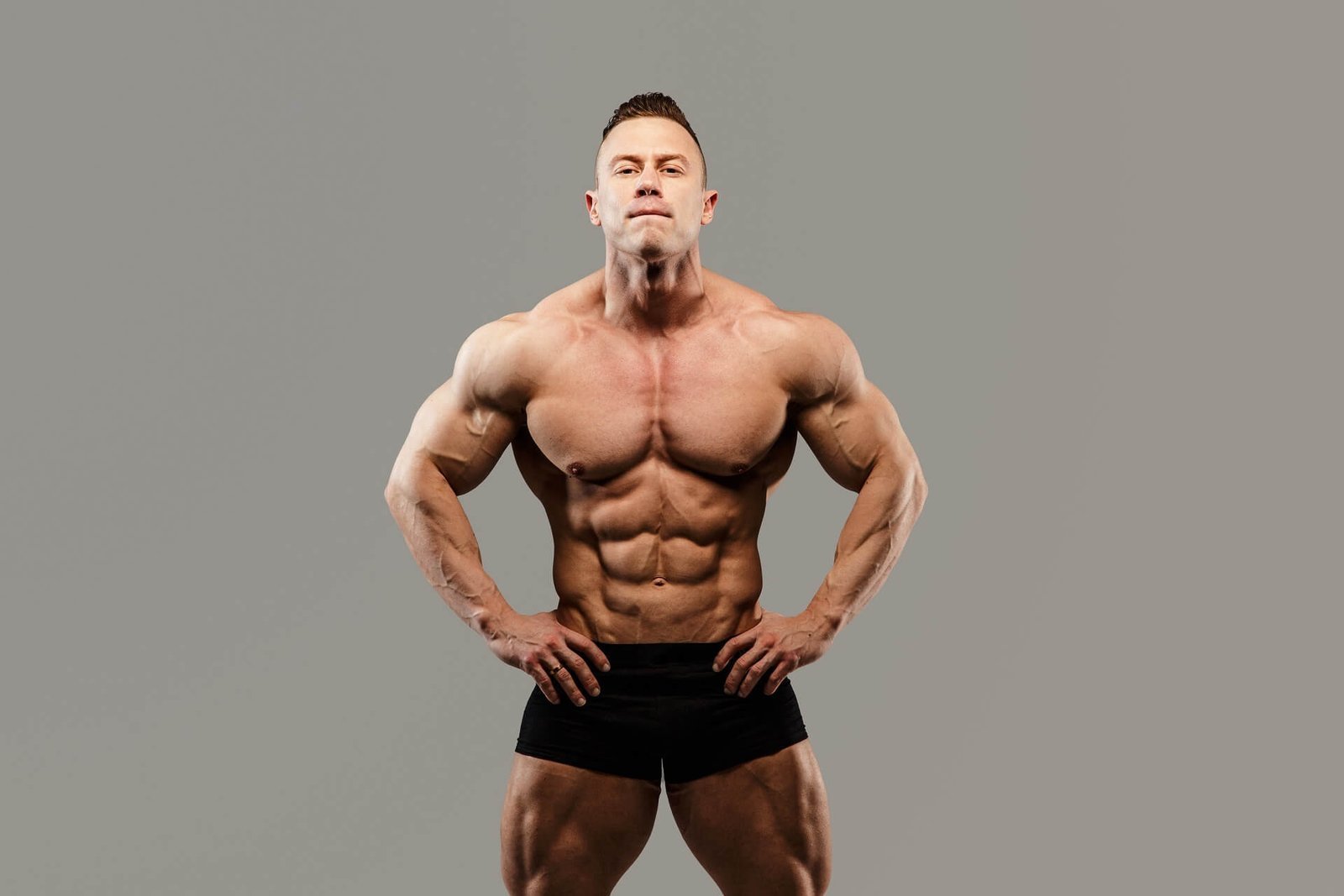 Fisiculturista posando mostrando desarrollo muscular y definición a los 40 años