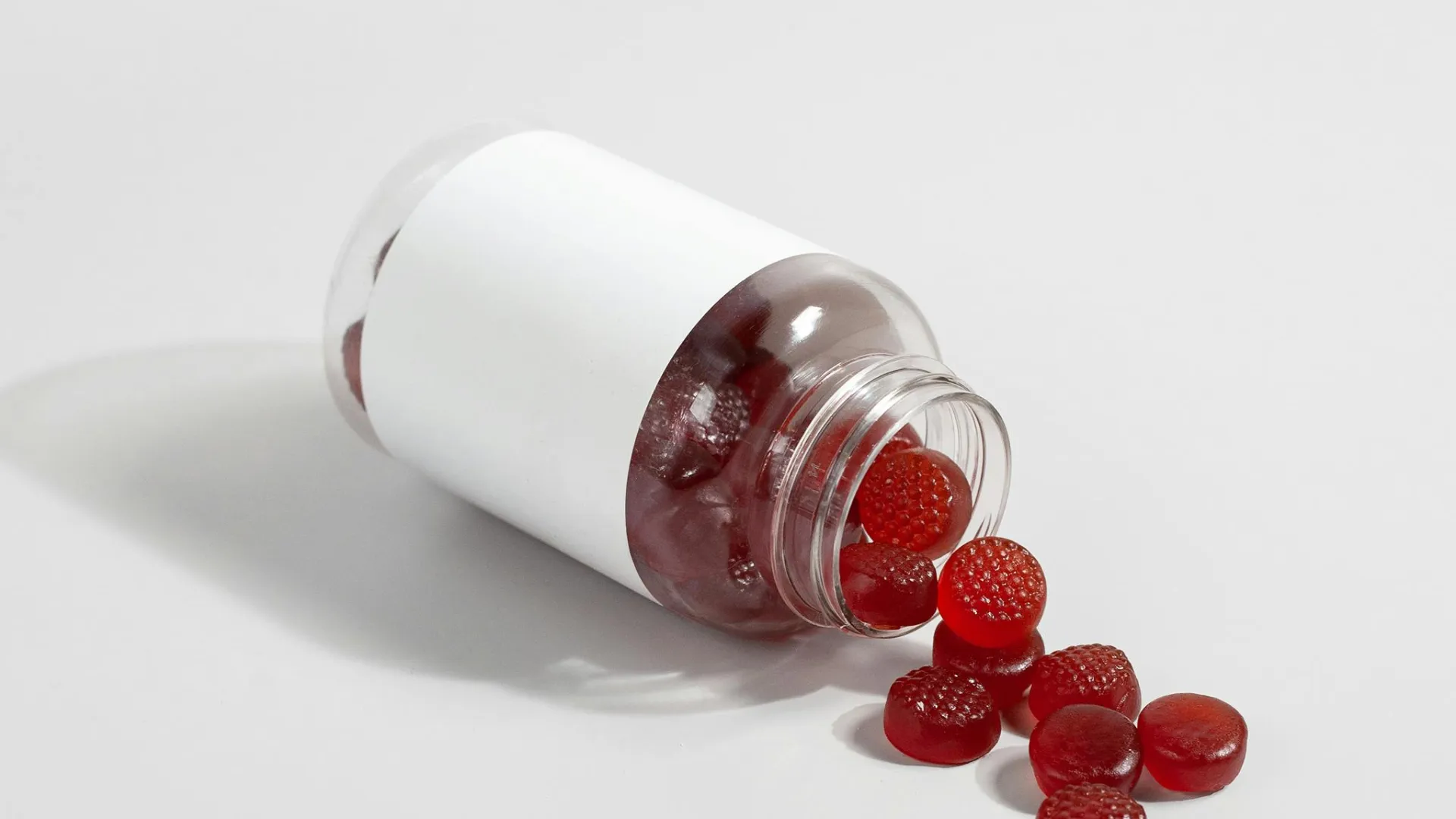 Frascos de suplementos nutracéuticos producidos con estándares de maquila de gomitas